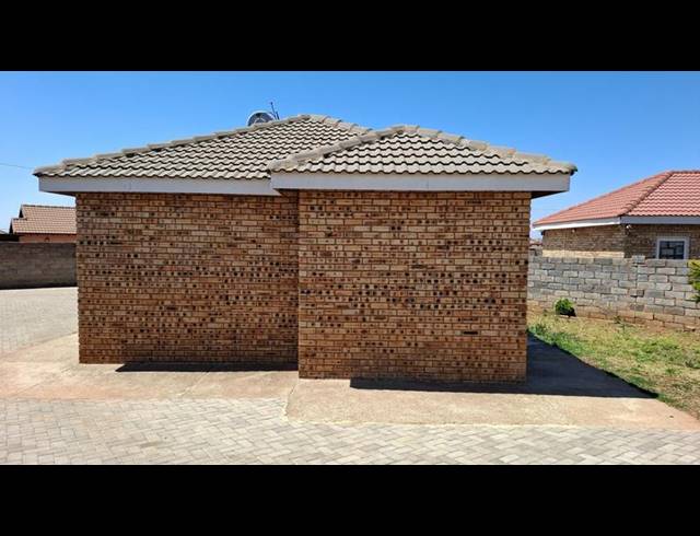 2 BEDROOM HOUSE FOR SALE IN LENASIA EXT 1